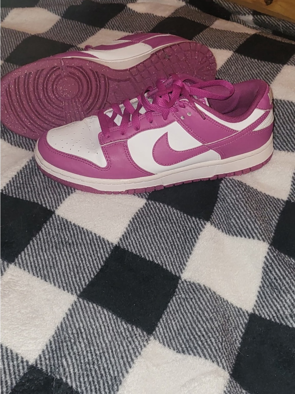 Nike Women’s Low-Top Sneakers in White and Magenta
